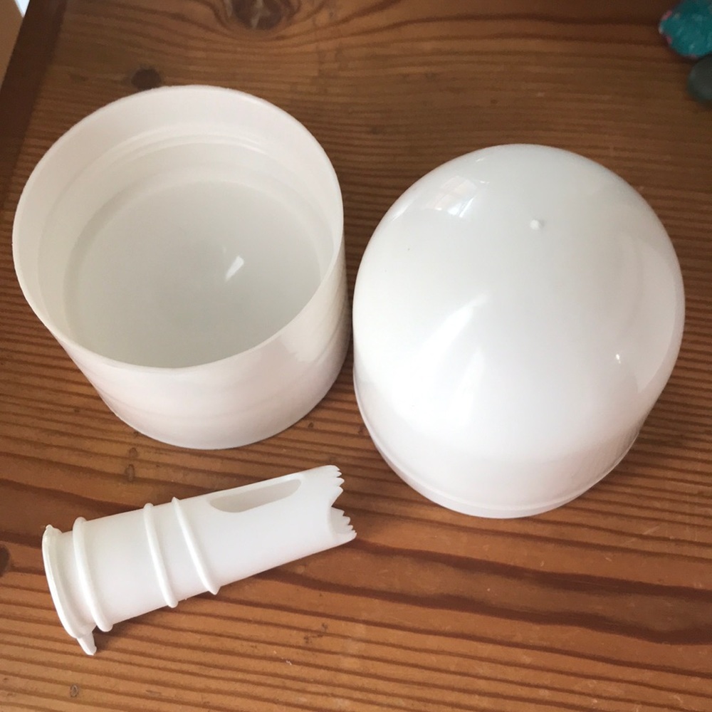 The Pampered Chef Lemon juicer/keeper